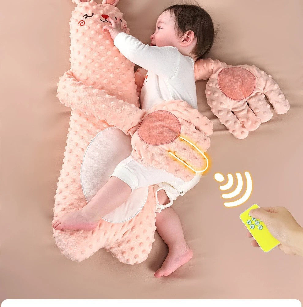 כף היד המטפיחה של בובת הארנב מונחת על גב התינוק
